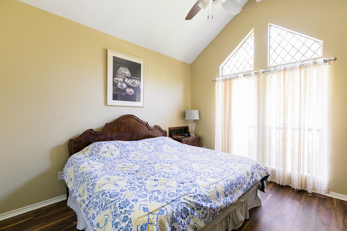 غرفة نوم أمامية بسرير كبير - متصل بحمام جاك وجيل