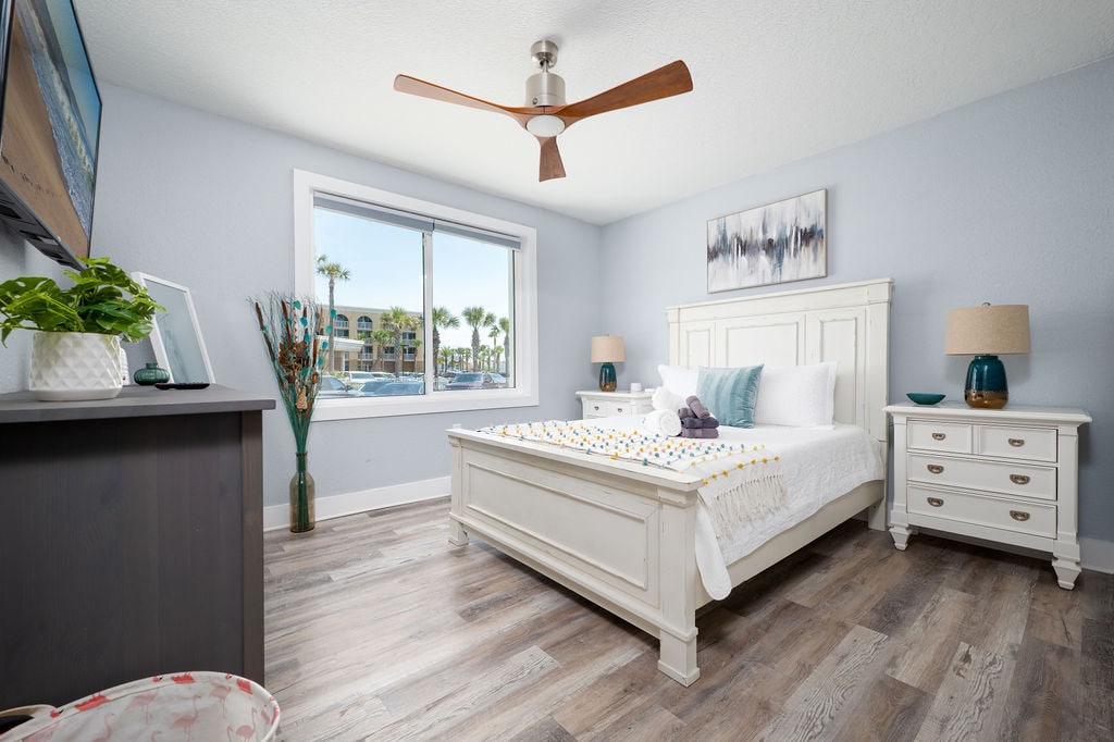 2e slaapkamer met een comfortabel queensize bed! 