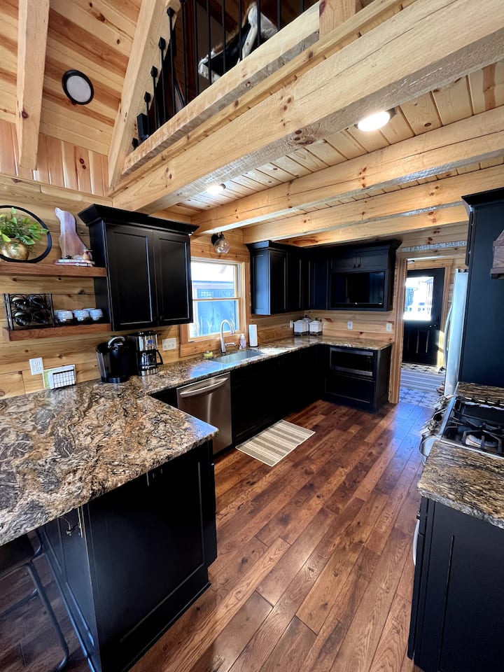 Lakeview CabinRomantic Getaway/Golf Weekend Cabins for Rent in Howard, Ohio, United States