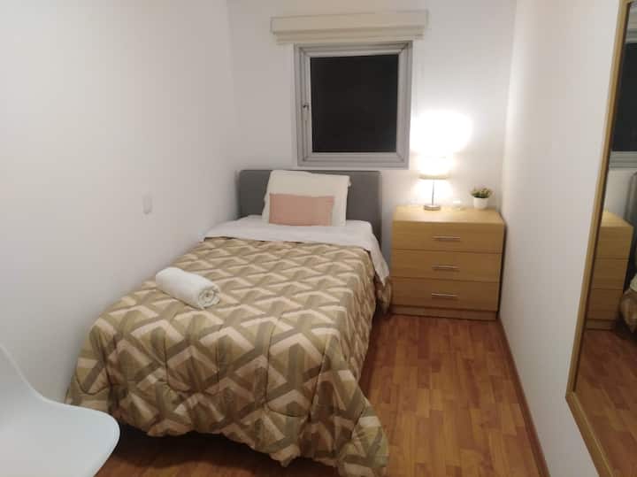 בחדר הראשון יש מיטה מרובע וחצי.