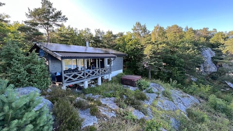 Cottage, boat, spa, private dock,  Lillesand