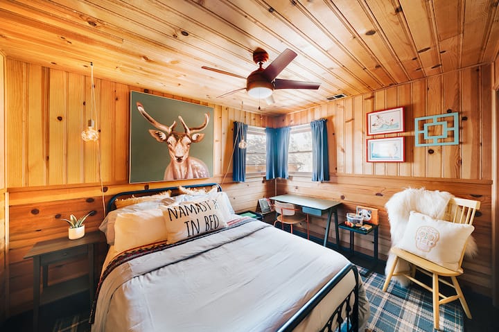 Ეს საძინებელი ახლა განახლებულია არაჩვეულებრივ კომფორტულ საწოლად, ლუქს-კლასის ქაფით Nectar მატრასით ოპტიმალური კომფორტისთვის და უკეთესი ძილისთვის