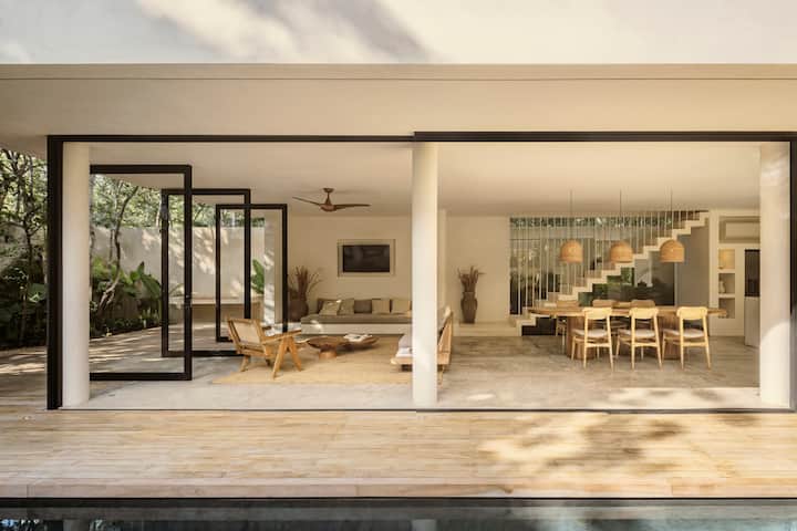 Dreamy indoor/outdoor space.
The doors open completely so you have that indoor/outdoor experience, having a pool access right by the living/dining area. 