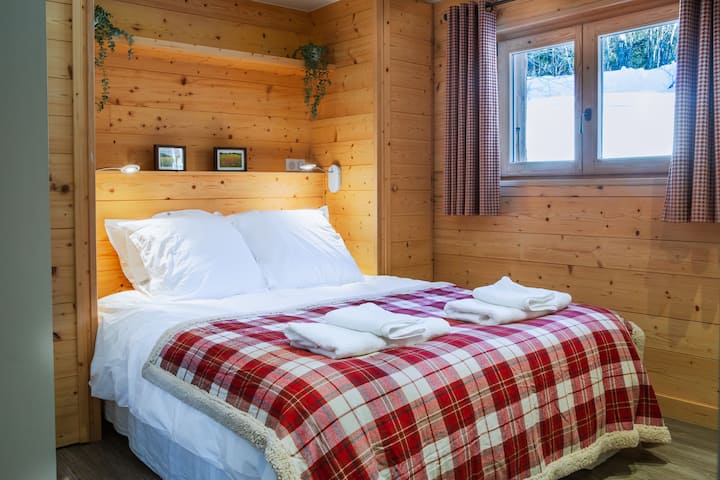 双人卧室，配备2个橱柜和电视/带2个衣柜和电视的双人卧室