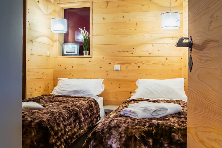 带书桌和大衣柜的双人卧室/带书桌和大衣柜的双人卧室