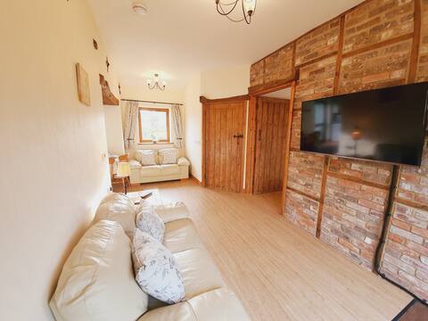 Dogs welcome! Lodge for 4, enclosed garden Dorset