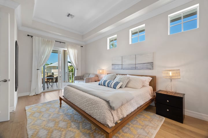 Kitanda cha kifahari cha mfalme ndani ya chumba kikuu cha kulala na roshani
