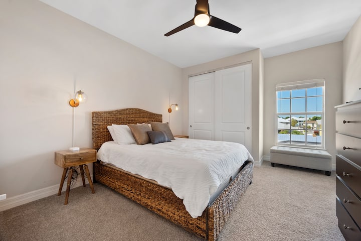 Kila chumba kina vifaa vya TV na nafasi yake ya kuhifadhi