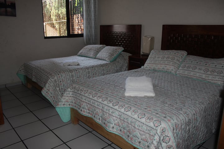 חדר שינה משני עם 2 מיטות זוגיות.