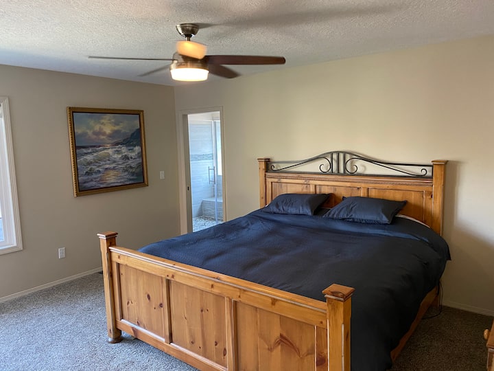 Главна спалня с голямо двойно легло.