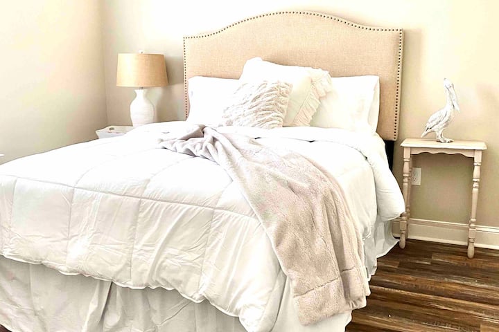 第二间卧室配有椅子和步入式衣柜