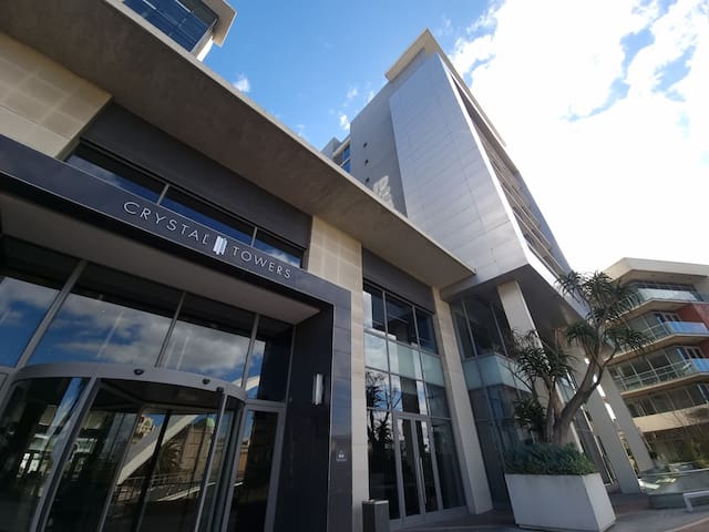 Luxury 2 Bedroom Crystal Towers Apartment gallery image 2