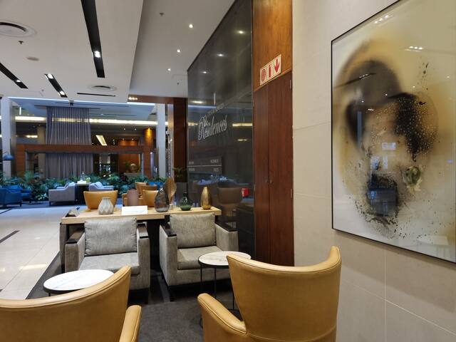 Luxury 2 Bedroom Crystal Towers Apartment gallery image 5