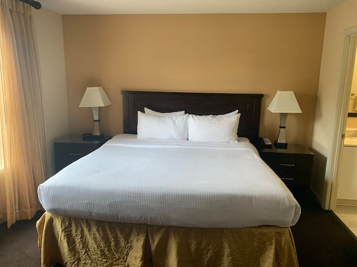 Reposez-vous dans votre lit king-size confortable.
