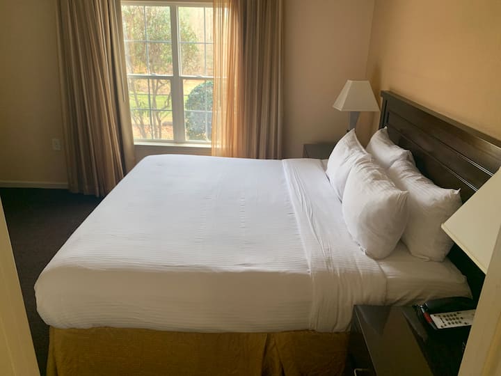 Votre lit king size vous fera vous sentir comme chez vous.