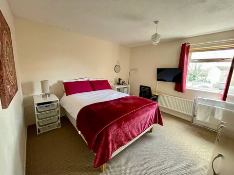 Double bedroom near Birchwood Business Park