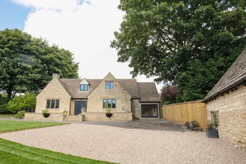 Top performing Airbnb: Stow-on-the-Wold Bell Garden 4Bedroom 4Bathroom in Stow On The Wold
