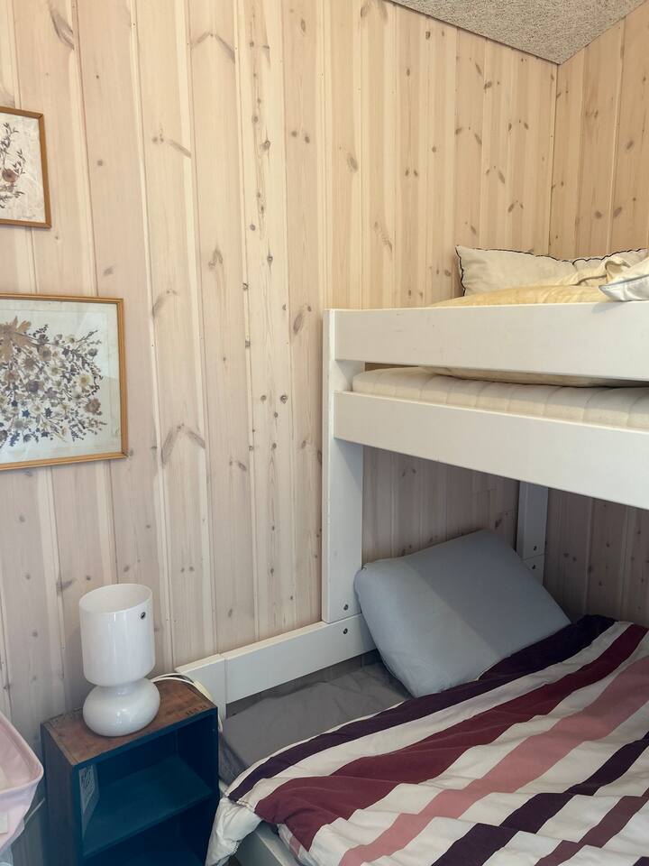 Petite chambre avec lit superposé.