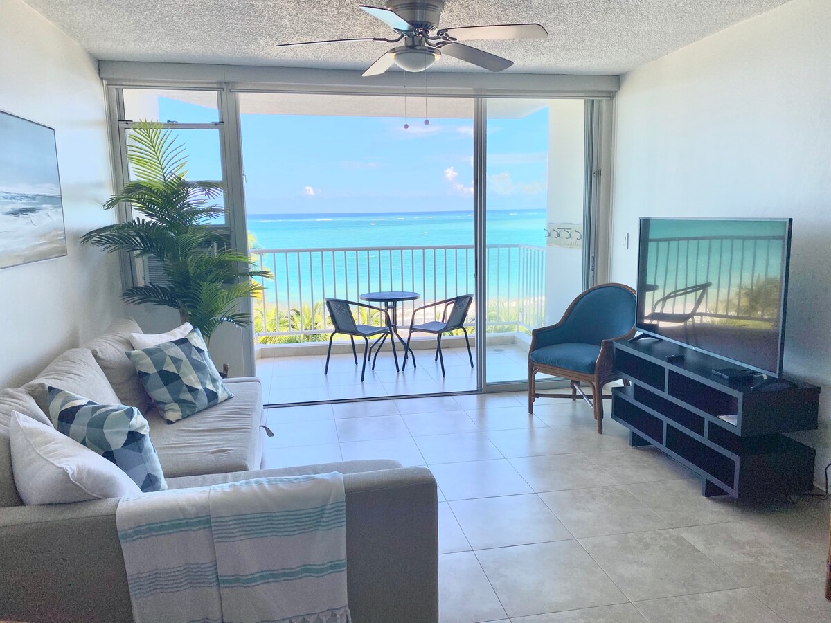 Просторен простор за живеење и забава со неверојатен поглед кон океанот.