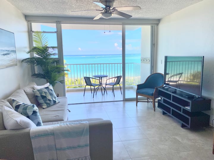 Prostrani dnevni boravak i prostor za zabavu sa zadivljujućim pogledom na ocean.