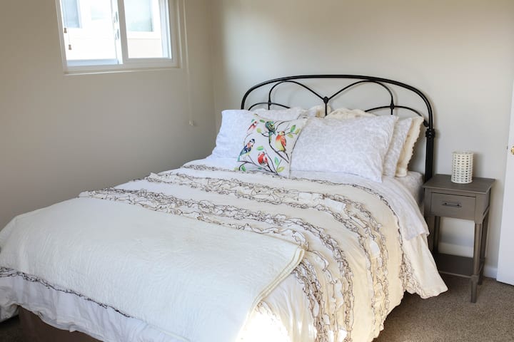 Amplio dormitorio con cama tamaño queen 