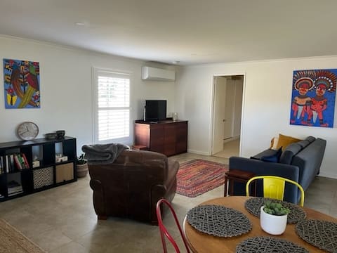Country Cottage, pet friendly & close to Canberra