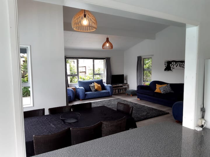 Large Group Home W Pool - Sleeps 12+ - 네이피어