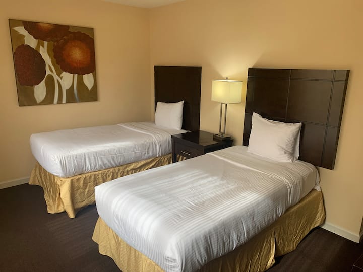 Dve jednolôžka v spálni pre hostí.