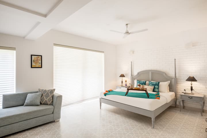 Huge Master bedroom with Van Gogh Paintings , SMART TV and Sitting area