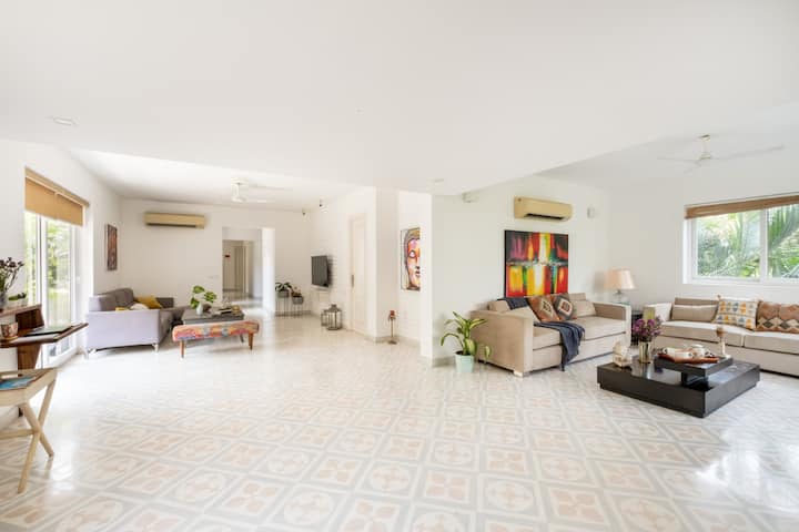 Common area for you and your group to have a good time. Expansive space for your group to have a good time.