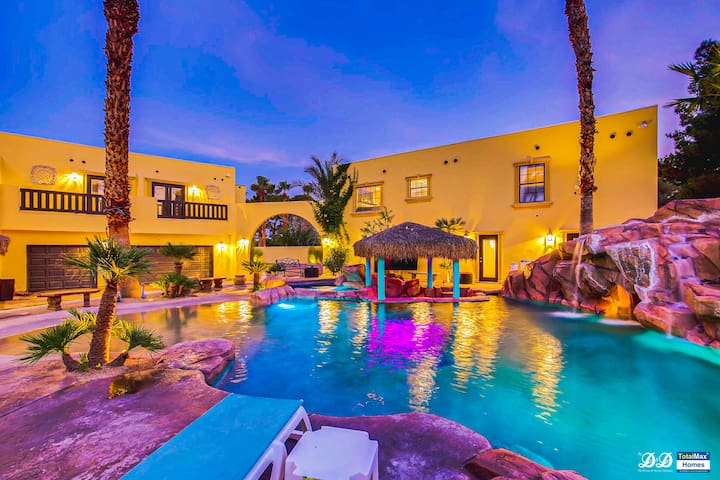 DD2 Luxurious 12BD/13BA Mansion w/ 2 Resort Pools