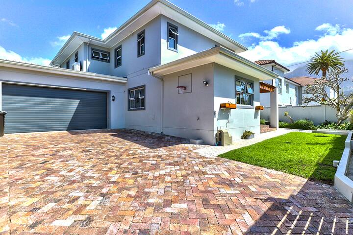 Comfortable, Family Claremont Home gallery image 2