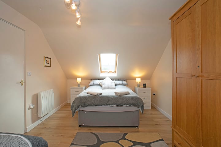 Საოჯახო ნომერი ორადგილიანი საწოლით და დასაწოლი საწოლით 