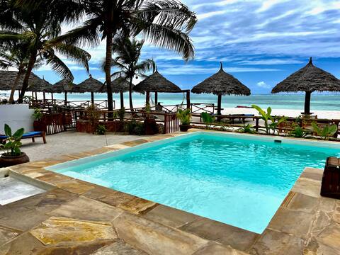 Villa Thamani Zanzibar: Waterfront with Pool.