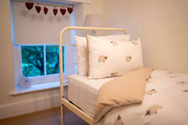 Ერთადგილიანი საძინებელი წინა გაზონის ხედით.