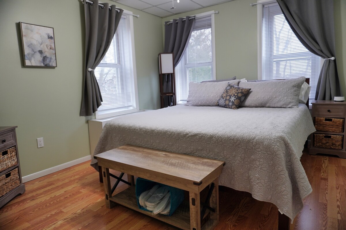 เตียงขนาดคิงไซส์แคลิฟอร์เนีย, มู่ลี่, ม่านทึบแสง, พัดลมเพดาน  พอร์ตชาร์จ USB/ปลั๊กไฟ