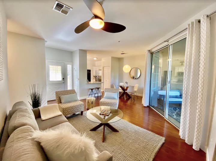 Salon lumineux et propre.