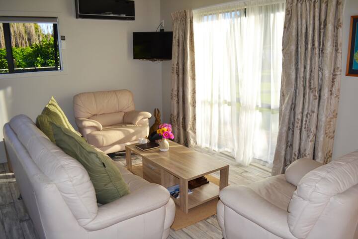 Comfy Self-contained Unit Nested On Farmland. - Gisborne