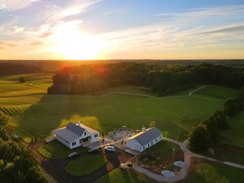 Farm Villa Overlooks Vineyard by Lake (pickleball)