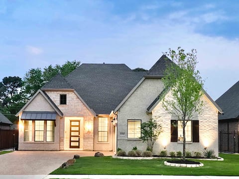 Prime Location w/Game Room Hot Tub 4 Full Bath