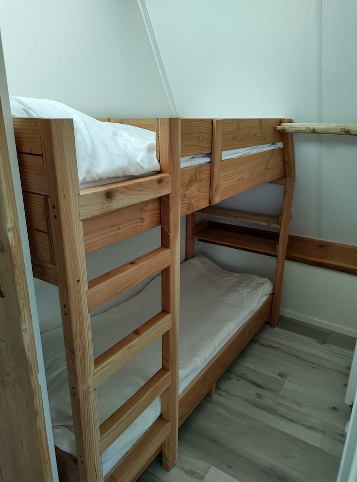 litera para niños 
 70 cm x 200 cm por debajo y 70 cm x 190 cm arriba