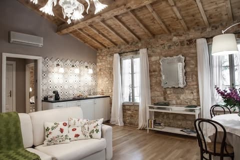 Hillside apartment RF12 wifi parking garden