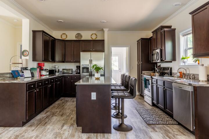 Spacious 4-Bedroom Arts & Crafts Home w/ Mtn Views gallery image 4