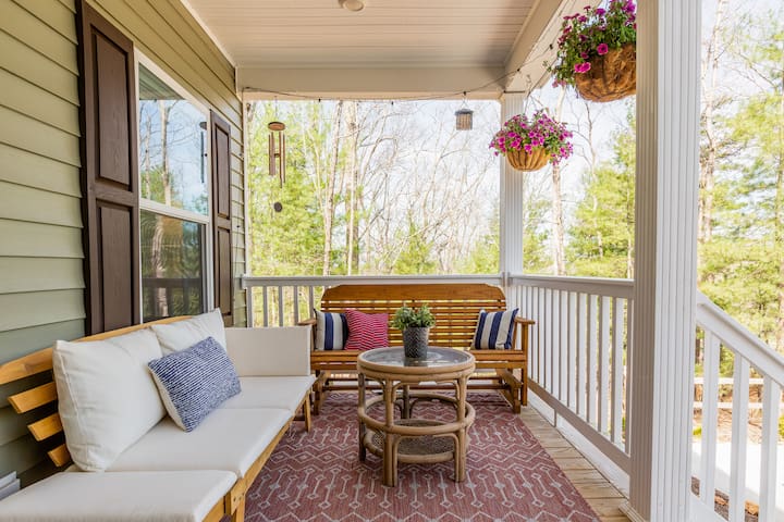 Spacious 4-Bedroom Arts & Crafts Home w/ Mtn Views