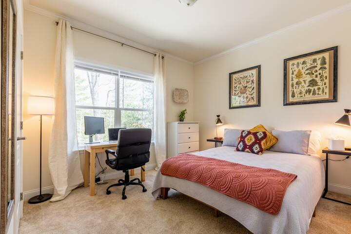 Spacious 4-Bedroom Arts & Crafts Home w/ Mtn Views gallery image 5