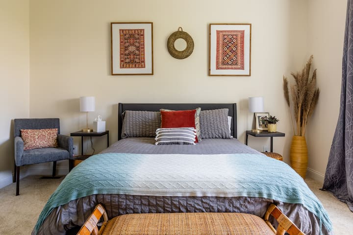 Spacious 4-Bedroom Arts & Crafts Home w/ Mtn Views gallery image 3