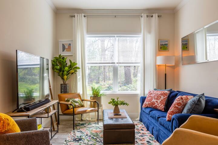 Spacious 4-Bedroom Arts & Crafts Home w/ Mtn Views gallery image 2