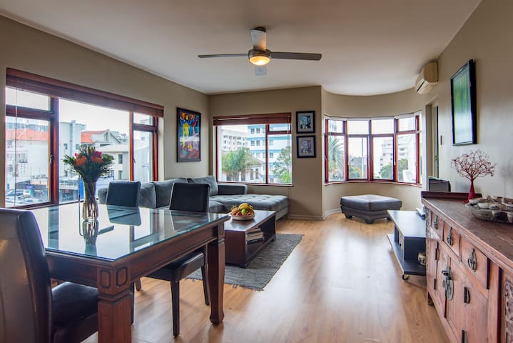 BRIGHT & SPACIOUS SEA POINT APARTMENT WITH BALCONY
