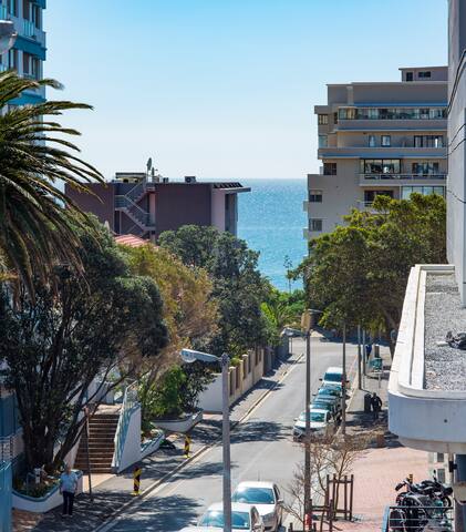 BRIGHT & SPACIOUS SEA POINT APARTMENT WITH BALCONY gallery image 5