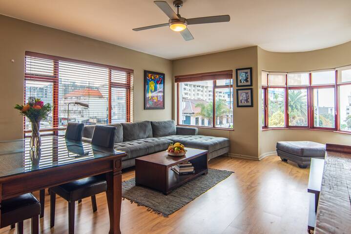 BRIGHT & SPACIOUS SEA POINT APARTMENT WITH BALCONY gallery image 2